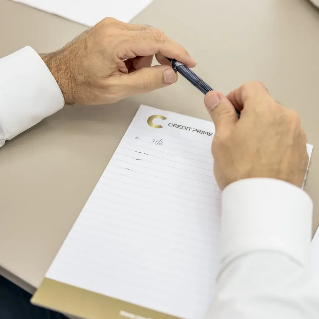 Consulente prende appunti durante un colloquio per la richiesta di mutuo