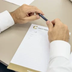 Consulente prende appunti durante un colloquio per la richiesta di mutuo