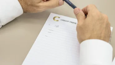 Consulente prende appunti durante un colloquio per la richiesta di mutuo