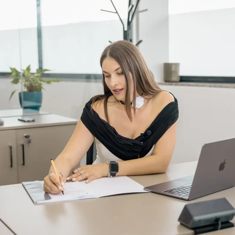 Consulente compila i documenti per la richiesta di mutuo in ufficio