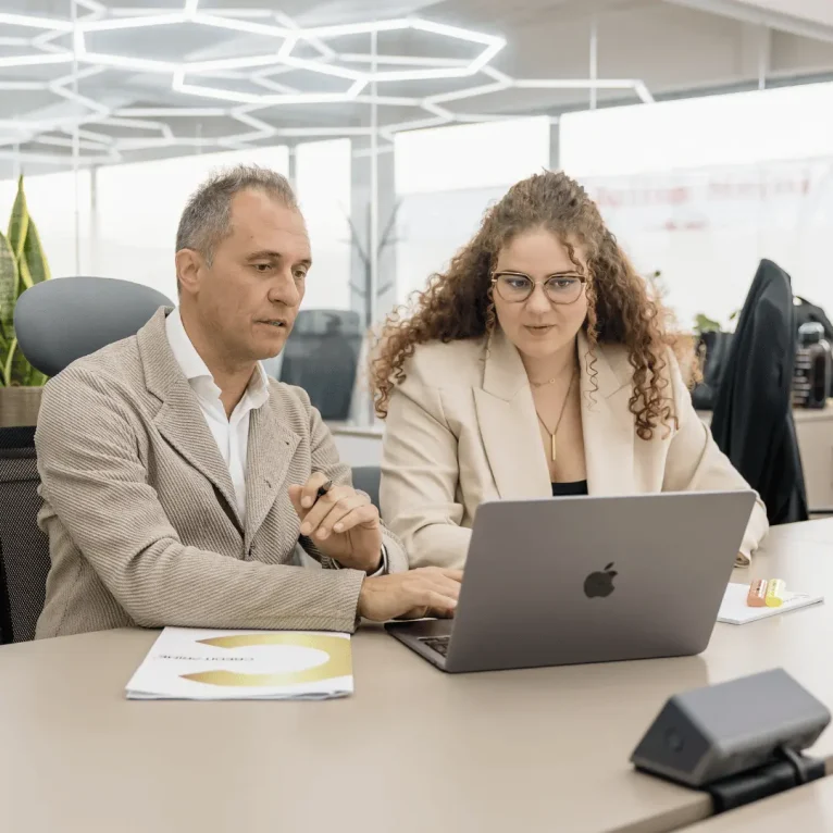 Consulente e cliente analizzano insieme una proposta di mutuo al computer
