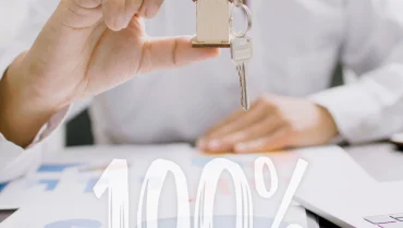 Chiavi di casa in mano con scritta 100% riferita al finanziamento del mutuo